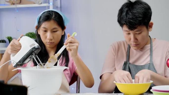 快乐的亚洲儿童在家里一起学习制作饼干，庆祝圣诞节的生活方式理念。