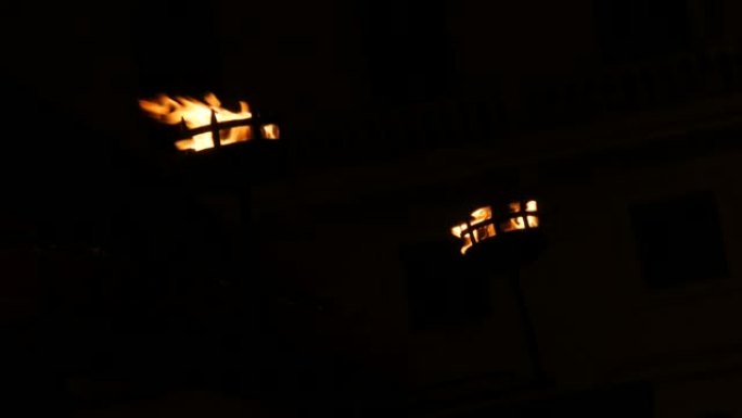 黑色背景上黑暗中的中世纪火炬中的两排火焰