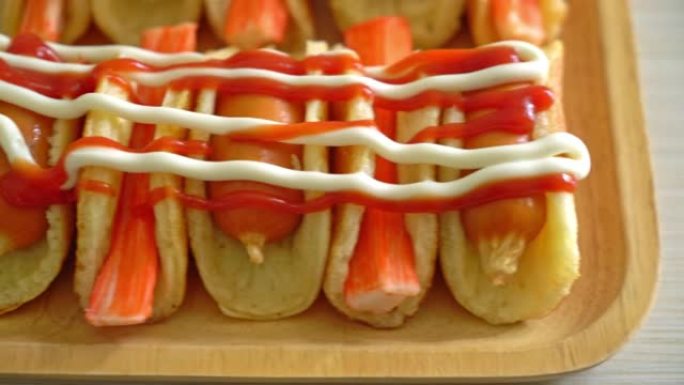 自制扁平煎饼卷配香肠和蟹棒