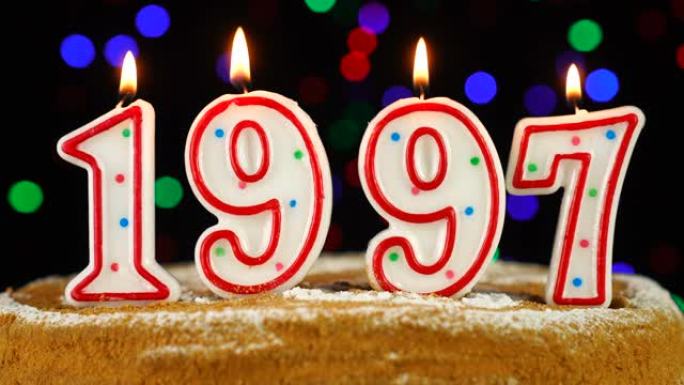 生日蛋糕与白色燃烧的蜡烛在数字1997的形式