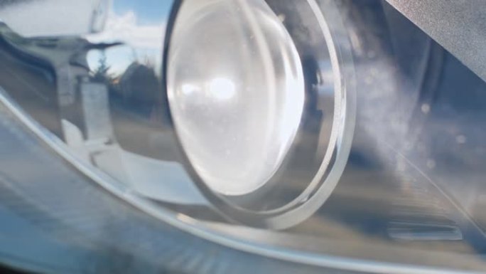 现代汽车中带有近光灯透镜的镀铬前灯灯泡闪烁