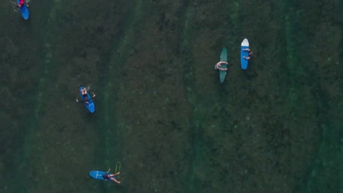 巴厘岛著名海滩冲浪者拥挤的海岸线空中俯冲全景4k印度尼西亚