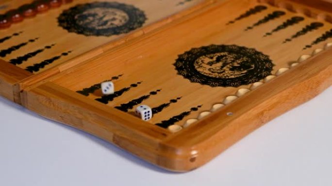 骰子落在双陆棋板上，两个是两个。