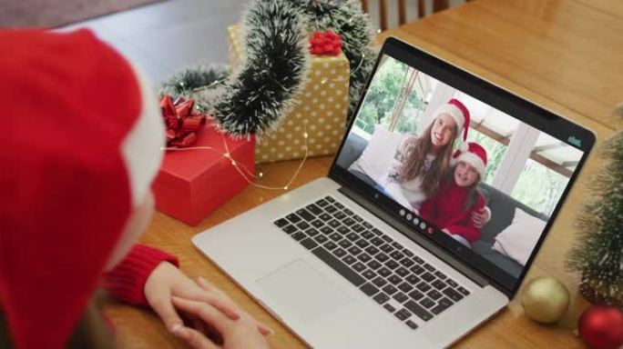 在圣诞节与女性朋友和女儿进行视频通话的白人妇女