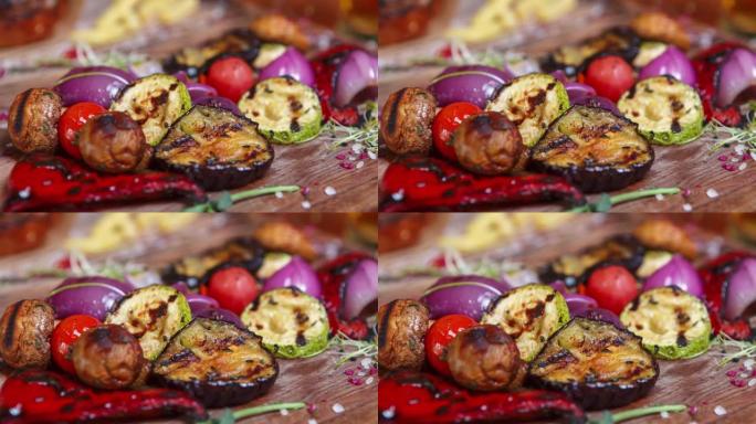 库存食物视频，晚餐用烤架烹饪蔬菜。美味健康的西葫芦和蘑菇在餐厅烤