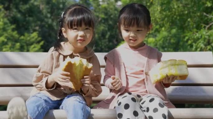 在公园野餐，孩子们吃面包