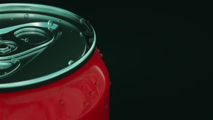 红色罐子，滴入汽水。特写经典红色锡罐或罐子在黑色背景上旋转。瓶装软饮料隔离。