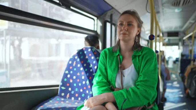 城市公交车上漂亮的女游客。