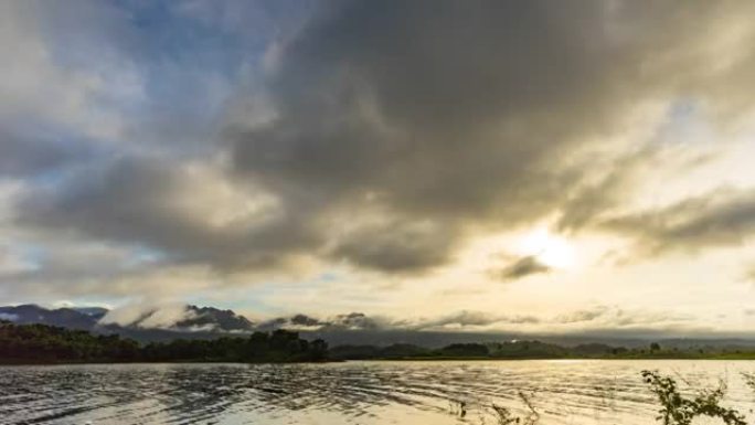 日出时湖上五颜六色的戏剧性天空，Timelaspe视频
