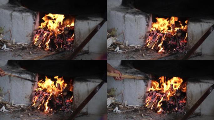 在东方庭院里，中世纪的火炉里燃烧着大火。点燃柴火烤面包
