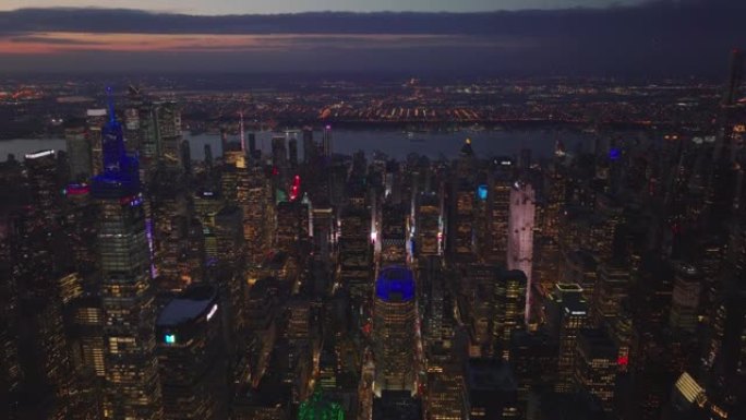市中心摩天大楼上的各种颜色灯。夜景的空中全景镜头。美国纽约市曼哈顿