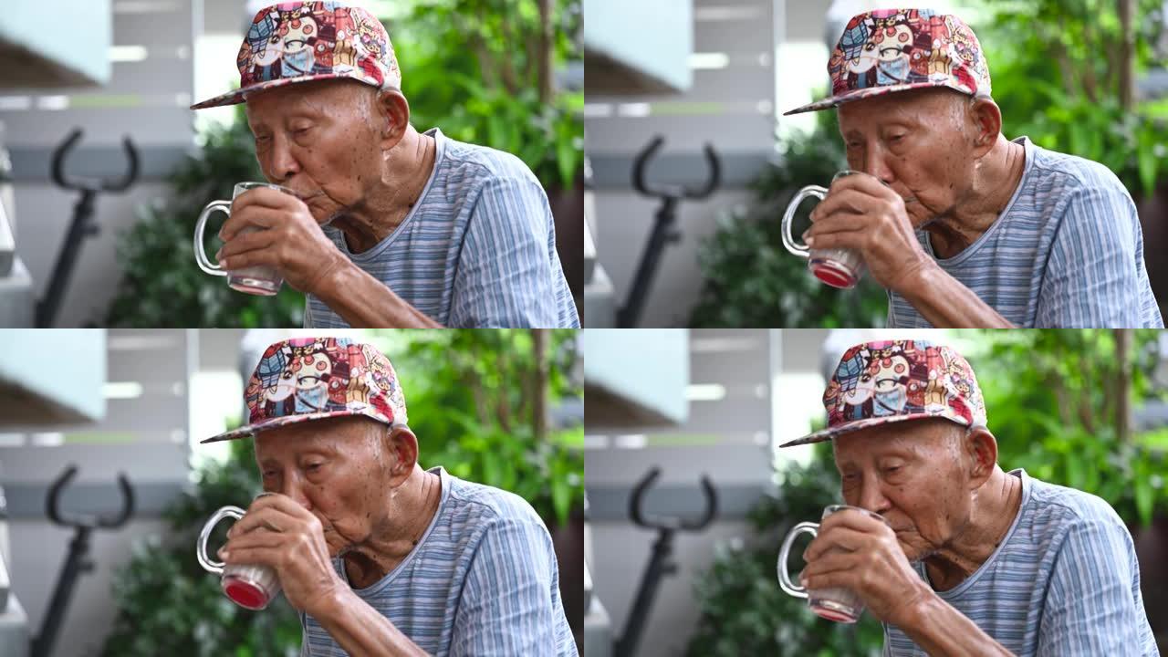 一位九十多岁的亚洲男子坐在家里，一生都在努力工作中放松。