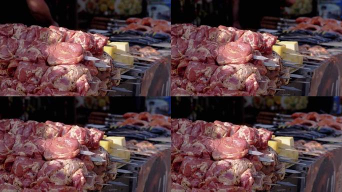串上的许多生猪肉串躺在市场的露天柜台上。特写