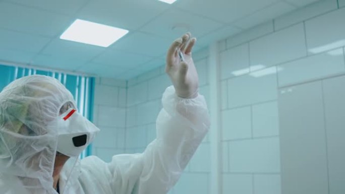 科学家在实验室的灯上拿着新型冠状病毒肺炎试管的防护服
