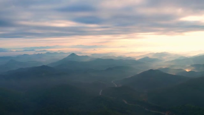 4k无人机在云中飞行。日出时飞越云层，无人机的空中顶部云景