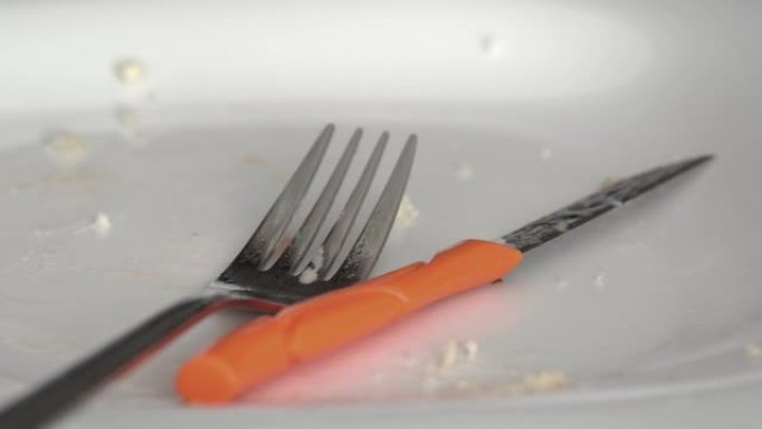 吃完饭后用叉子和刀子脏白盘子