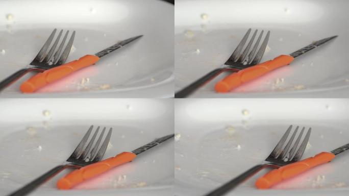 吃完饭后用叉子和刀子脏白盘子