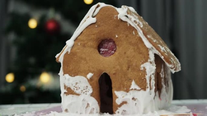 自制姜饼屋，雪为圣诞装饰，慢动作。