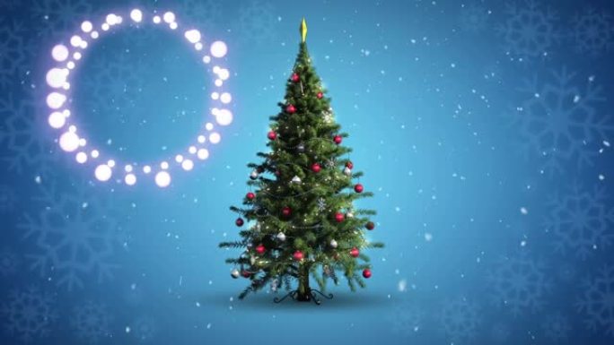 装饰闪亮的灯光抵御雪花落在圣诞树上，在蓝色背景上旋转