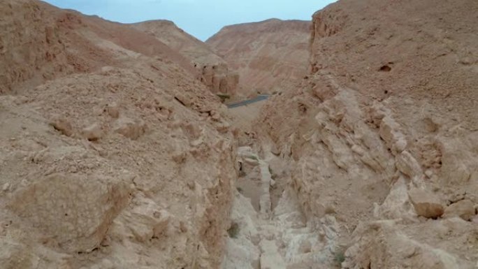 沙漠山脉的岩石峡谷构造和道路结构