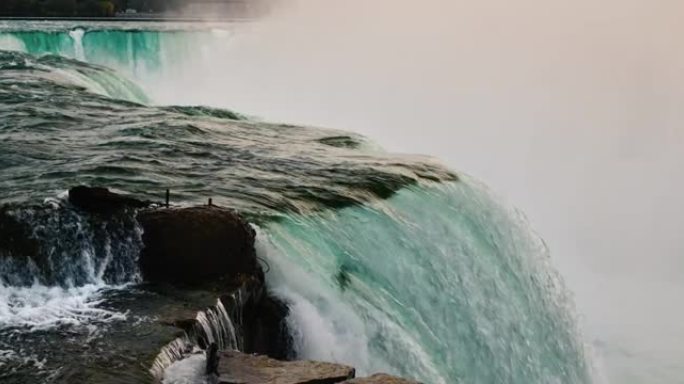 巨大的水流落下-雄伟的尼亚加拉瀑布，从美国一侧可以看到。4k 120 fps视频
