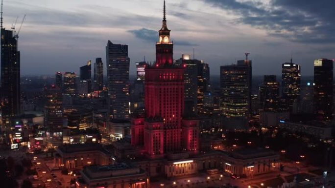 红色照明的标志性文化科学宫的晚间幻灯片和全景镜头。背景中的市中心摩天大楼。波兰华沙