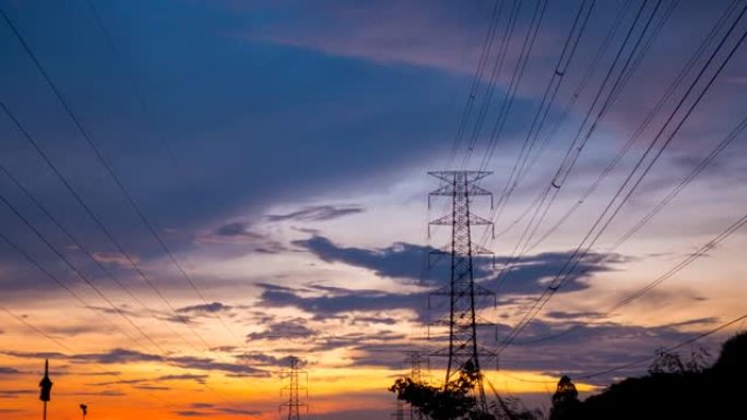 在美丽的日落时间，用于城市和商业的工业和基础设施并网的大功率能源电杆