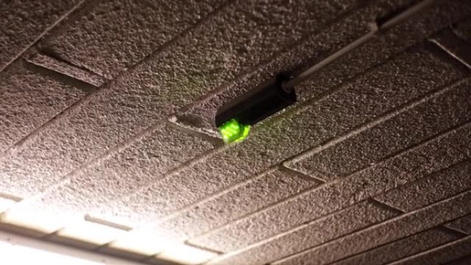 城市购物中心停车场自动停车场占位天花板传感器指示器，带闪烁脉冲绿色发光二极管