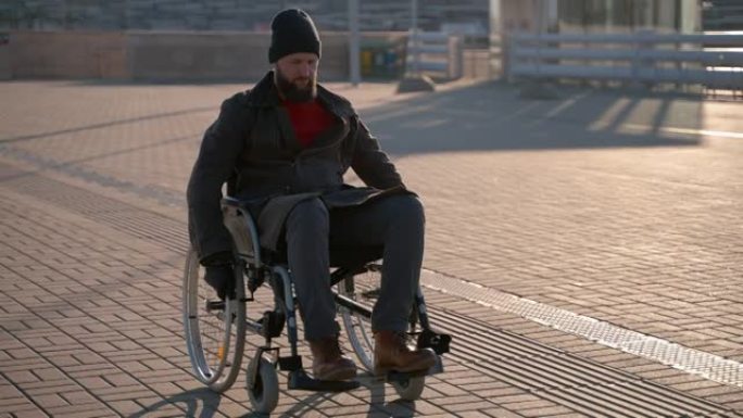 年轻人正在使用手动轮椅在街上移动，残疾人