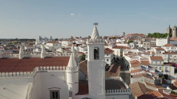 鸟瞰图圣方济各或圣弗朗西斯科教堂，葡萄牙埃沃拉的背景为葡萄牙大教堂
