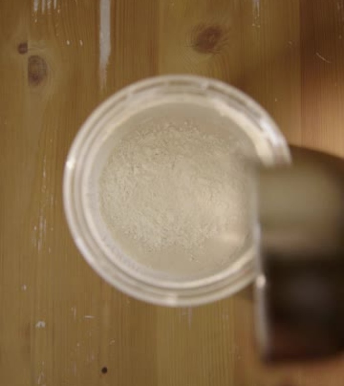 垂直，自上而下的酸面团发酵剂加入面粉和水