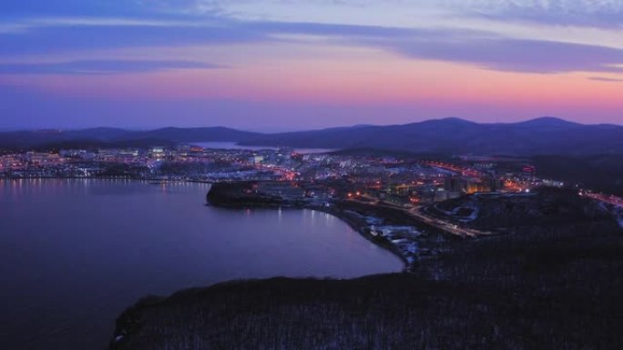 带有夜光照明的现代大学校园的无人机视图