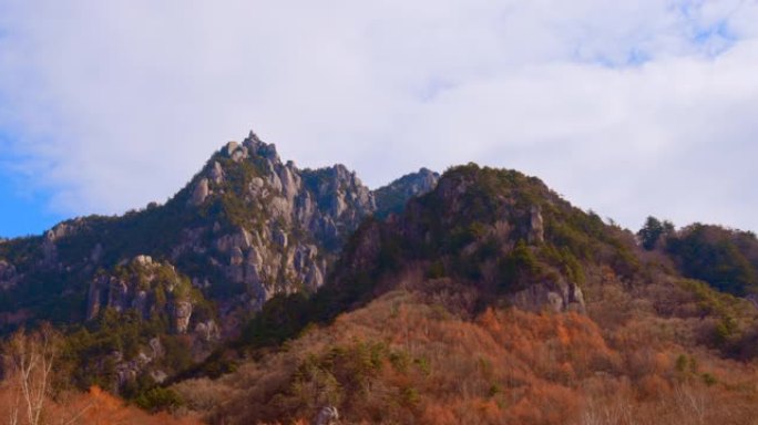 Mizuaki山，一座充满秋天树木的岩石的山