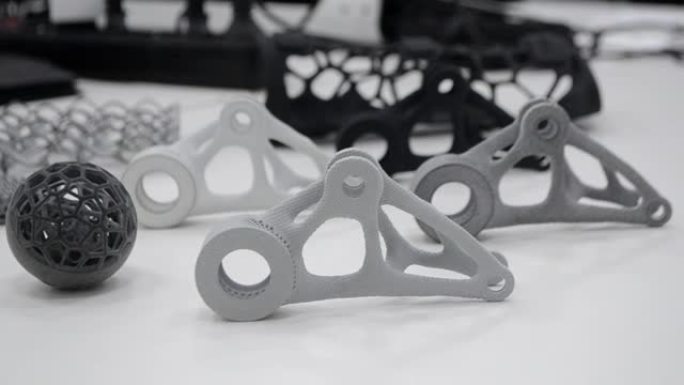 持由生物相容性聚酰胺粉末在粉末3d打印机上打印的塑料模型的人。多喷射融合MJF。新的现代工业3D打印