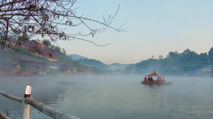 美丽的自然晨景，在泰国湄宏顺的班拉泰国村的背景下，在湖雾雾蒙蒙的传统中式船和中式乡村山上