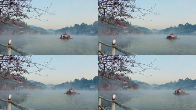 美丽的自然晨景，在泰国湄宏顺的班拉泰国村的背景下，在湖雾雾蒙蒙的传统中式船和中式乡村山上