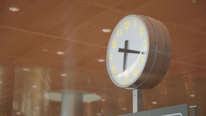 机场航站楼的白色时钟。