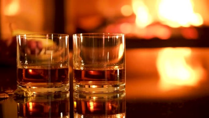 两杯威士忌，上菜
壁炉背景。