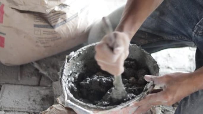 建筑工人混合水泥制成用于地板的水泥面团