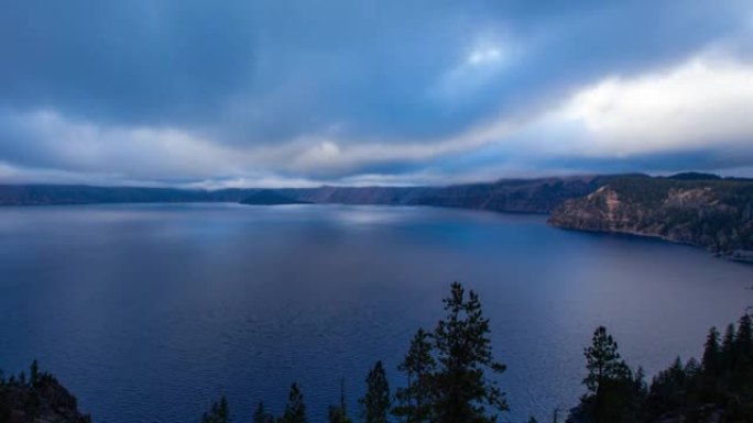 时间流逝-火山口湖山脉上美丽的云层