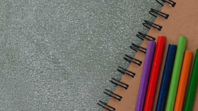 彩色铅笔和画板在桌面上的动画