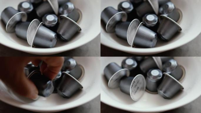 厨房白盘上的有机可堆肥浓缩咖啡豆荚