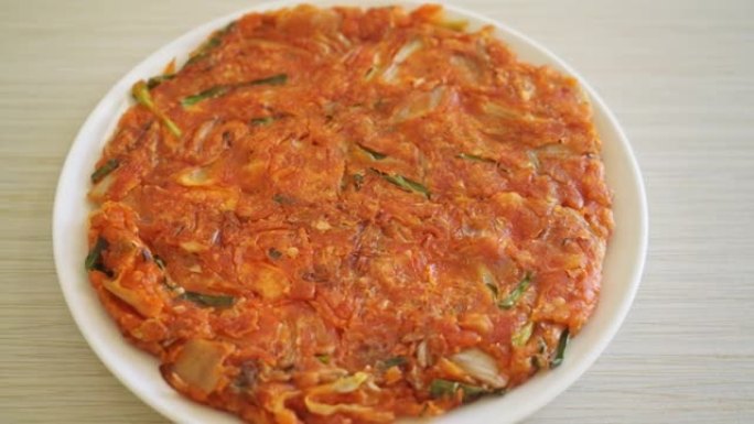 韩国泡菜煎饼或泡菜-炒鸡蛋，泡菜和面粉-韩国美食风格