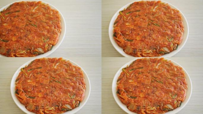 韩国泡菜煎饼或泡菜-炒鸡蛋，泡菜和面粉-韩国美食风格