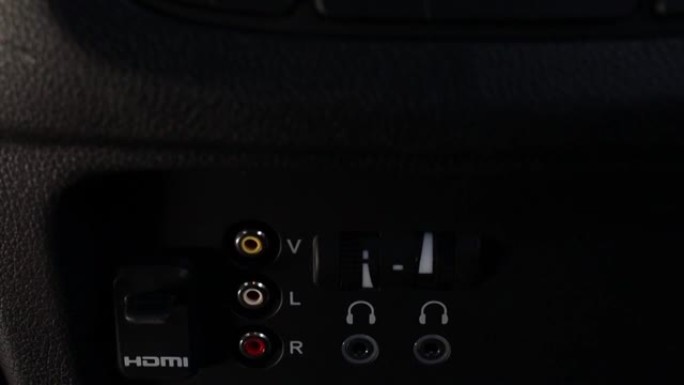 汽车中的媒体连接器RCA和插孔3.5，用于连接外部视频或音频播放器。