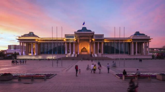 乌兰巴托中部苏赫巴特尔广场上的日落时景，蒙古的首都和最大城市