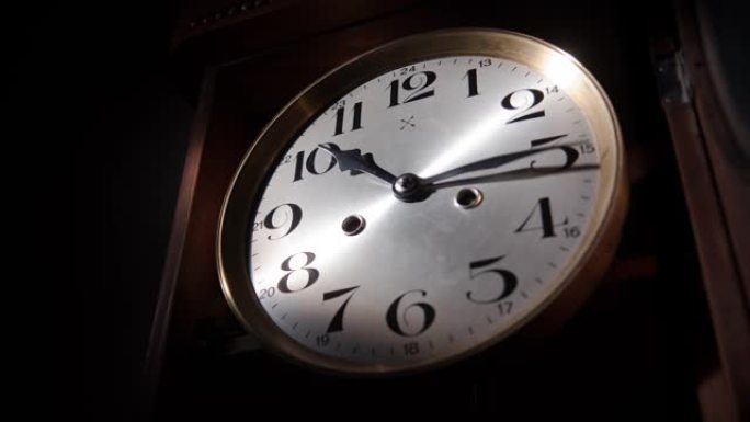 一个古老的汉堡美国发条时钟的延时超过3小时