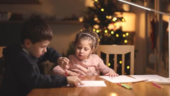 两个孩子在圣诞节氛围中画画