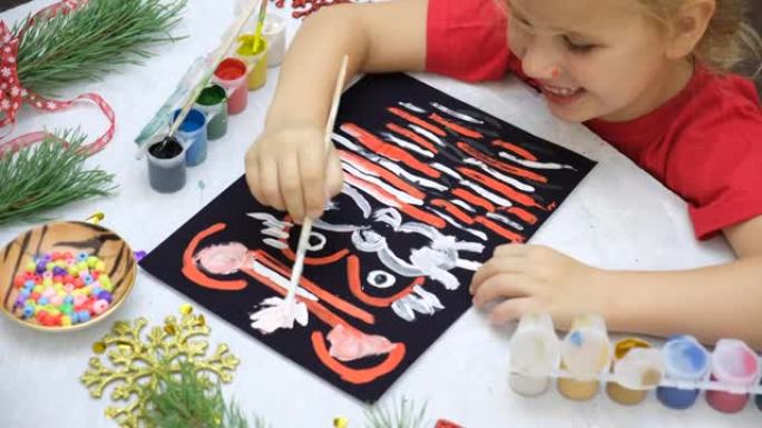 儿童制作带有符号2022年的有趣圣诞卡，画老虎。圣诞创意游戏。自制工艺。