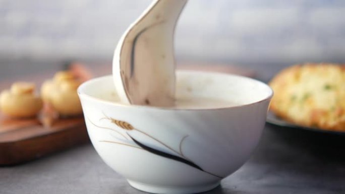 一碗自制奶油蘑菇汤